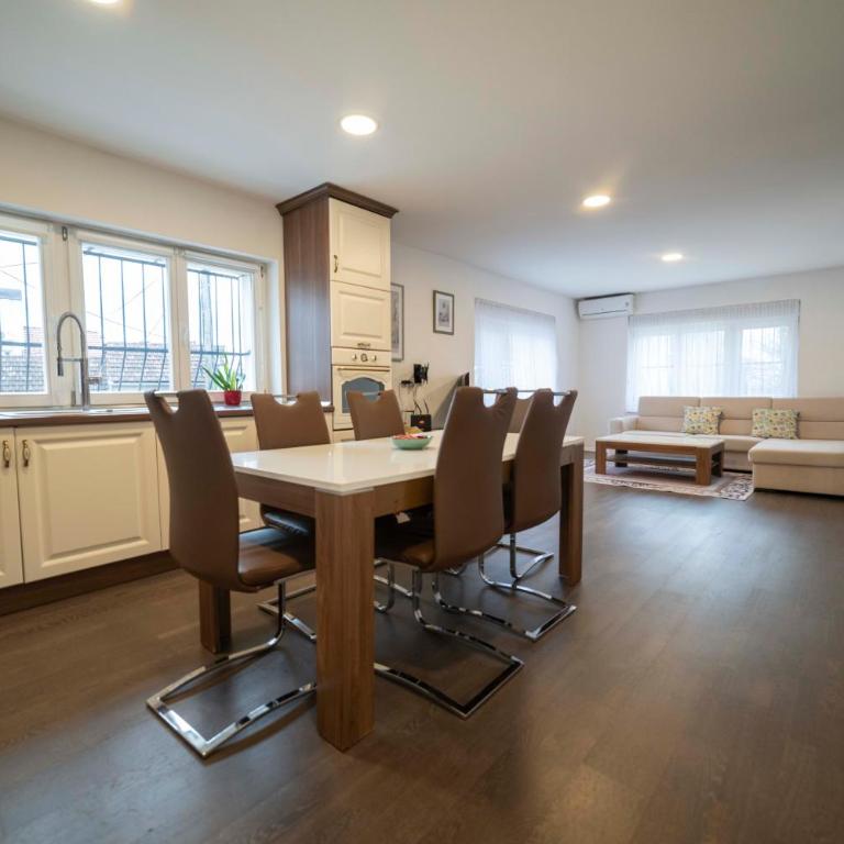 Legend Suites - Four-Bedroom Deluxe Apartment - 1