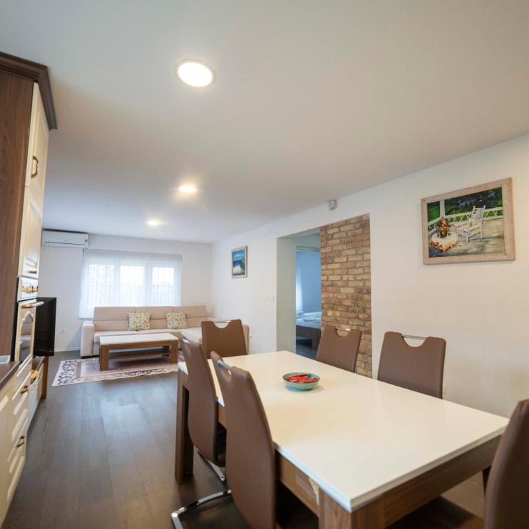Legend Suites - Four-Bedroom Deluxe Apartment - 9