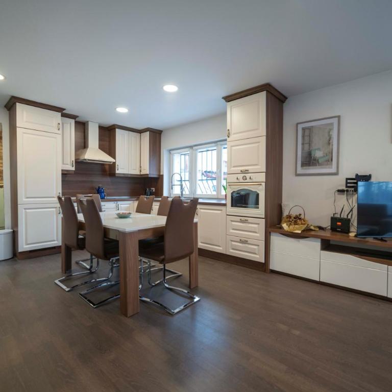 Legend Suites - Four-Bedroom Deluxe Apartment - 6
