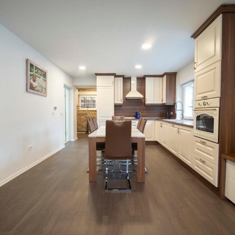 Legend Suites - Four-Bedroom Deluxe Apartment - 4