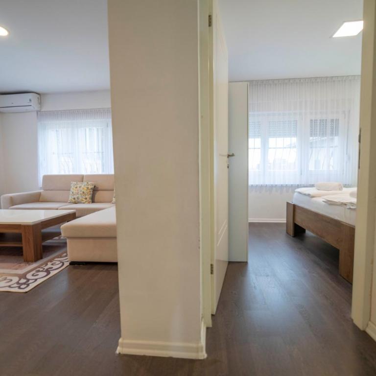Legend Suites - Four-Bedroom Deluxe Apartment - 24