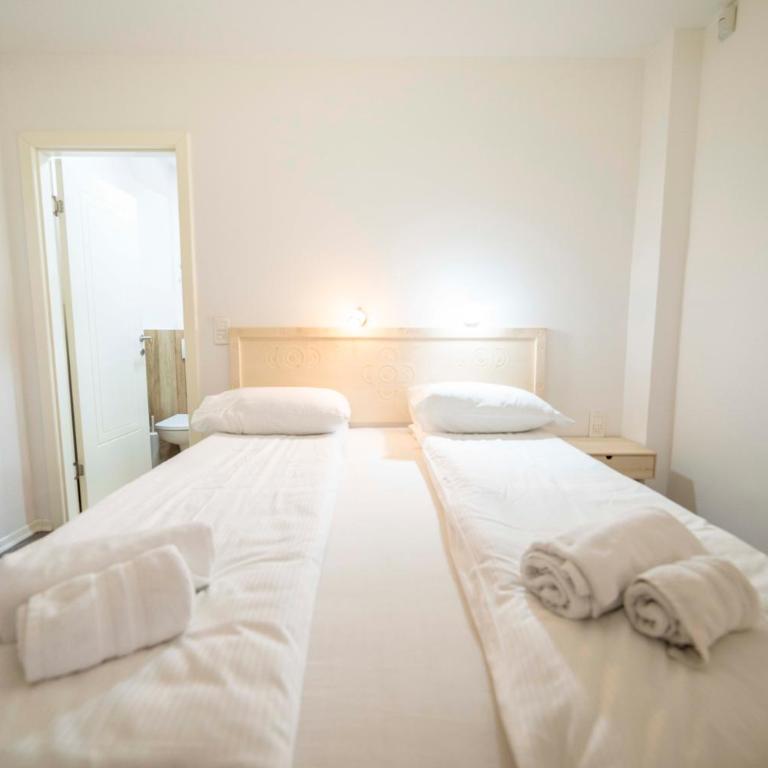 Legend Suites - Four-Bedroom Deluxe Apartment - 23