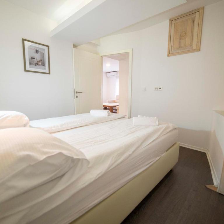Legend Suites - Four-Bedroom Deluxe Apartment - 22