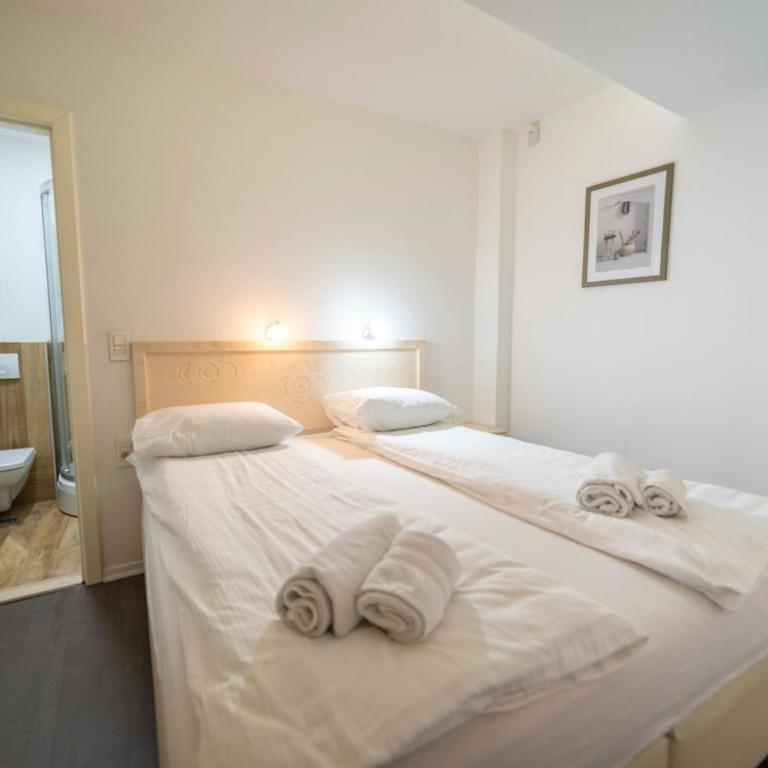 Legend Suites - Four-Bedroom Deluxe Apartment - 20