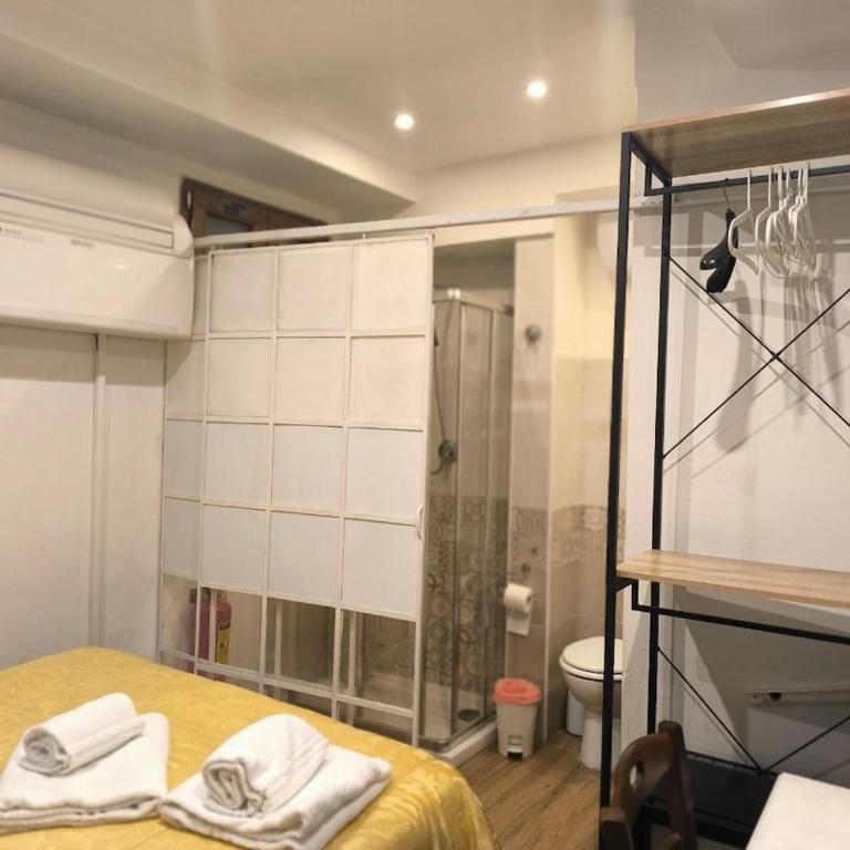 Camera in centro a pochi passi dalla stazione - Camera Matrimoniale con Bagno Privato - 8