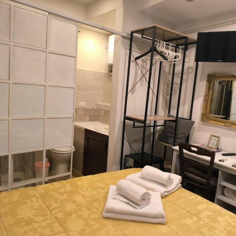 Camera in centro a pochi passi dalla stazione - Camera Matrimoniale con Bagno Privato - 7
