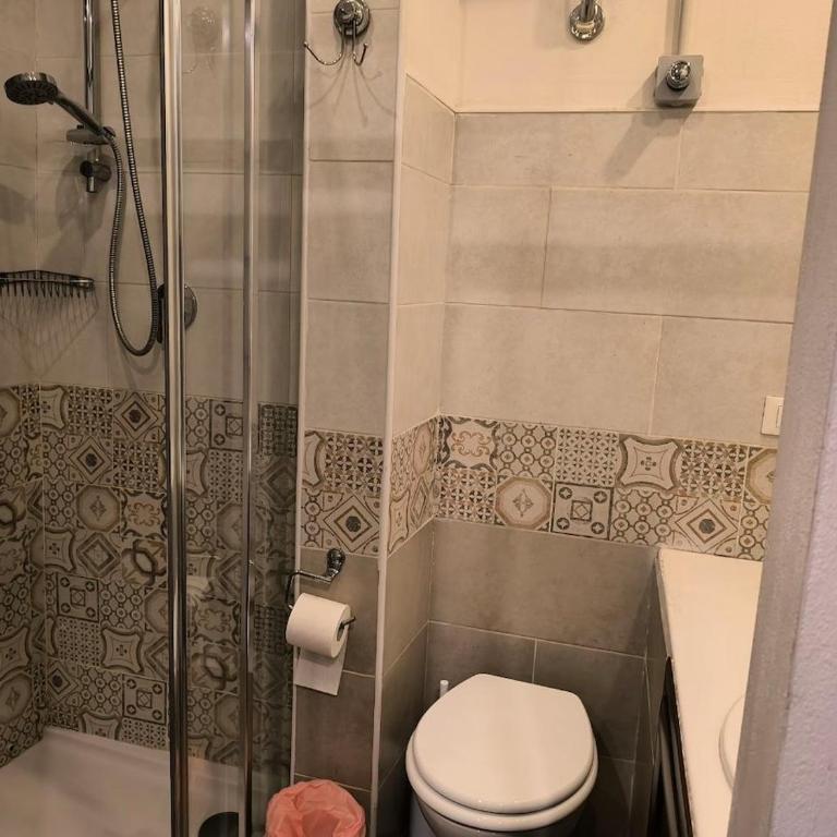 Camera in centro a pochi passi dalla stazione - Camera Matrimoniale con Bagno Privato - 6