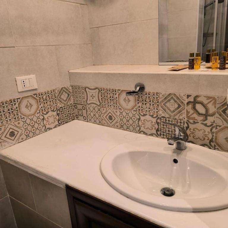 Camera in centro a pochi passi dalla stazione - Camera Matrimoniale con Bagno Privato - 5