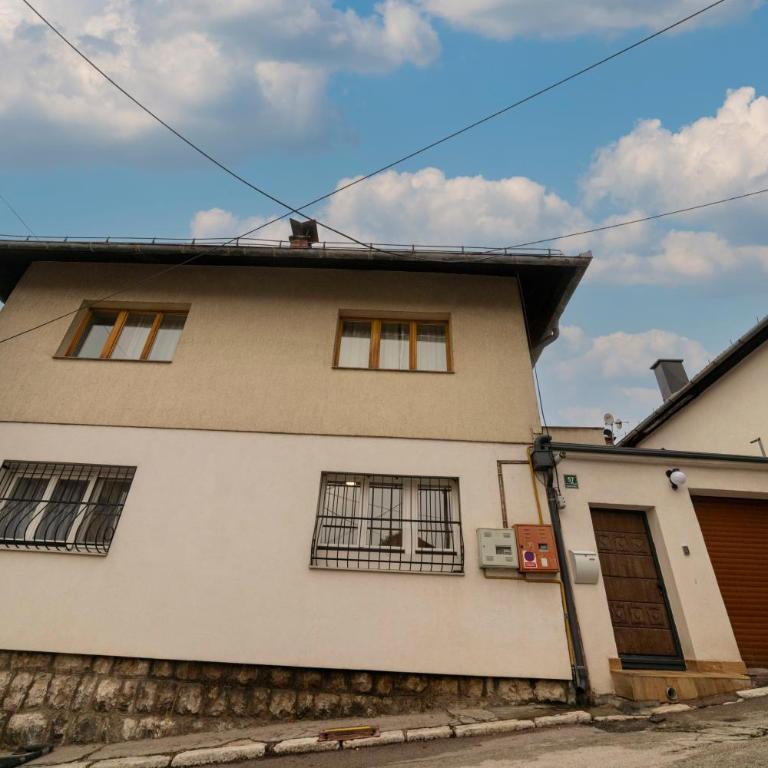 Legend Suites - Four-Bedroom Deluxe Apartment - 55