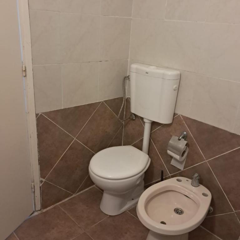 Excelente apartamento sobre la principal avenida - Two-Bedroom Apartment - 2