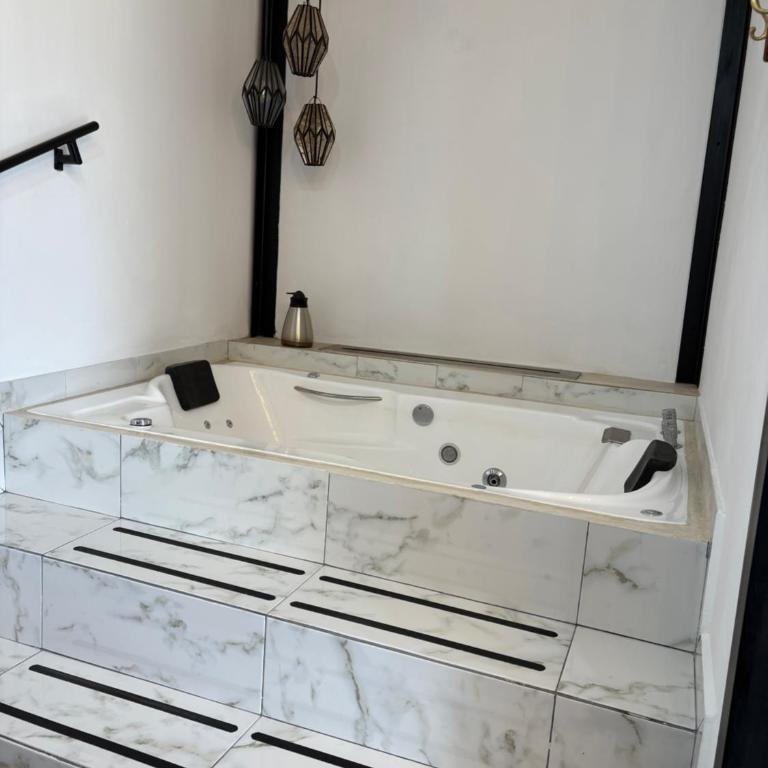 Secrect Jacuzzi Studio - Apartamento de 1 dormitorio - 2