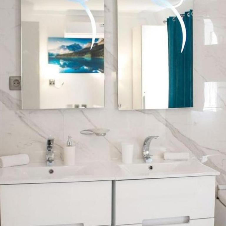 Luxure Suites - One-Bedroom Apartment - 8