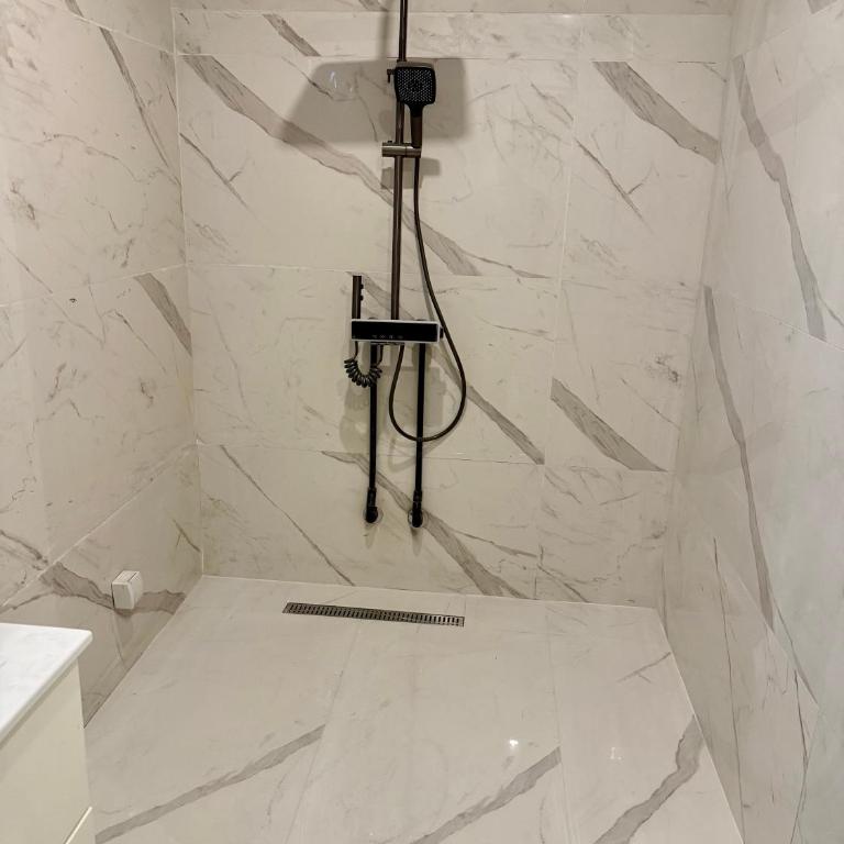 Luxure Suites - One-Bedroom Apartment - 9
