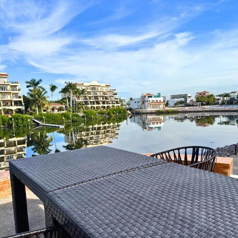 Marina Mazatlán Getaway, Terraza & Comodidad - Two-Bedroom Apartment - 2
