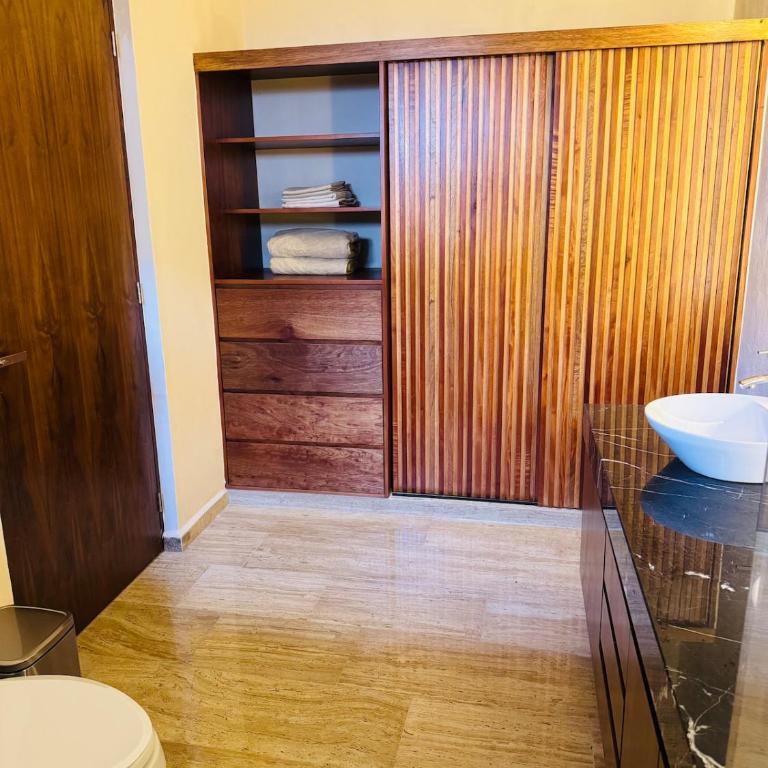 Casa Injertada a espaldas de Paseo de Montejo - One-Bedroom House - 21