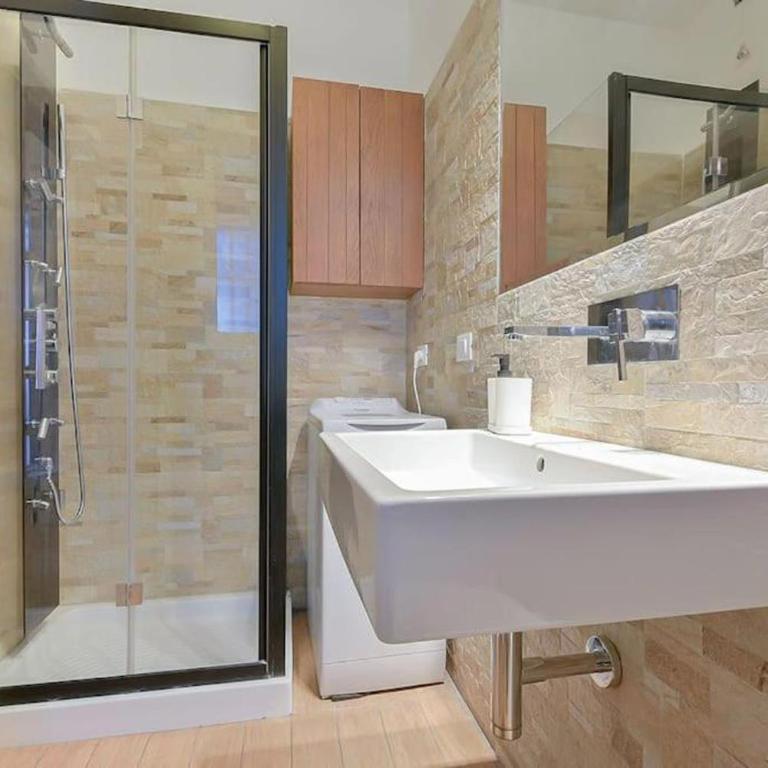 NETTUNO Guest House - Camera Queen con Bagno in Comune - 8