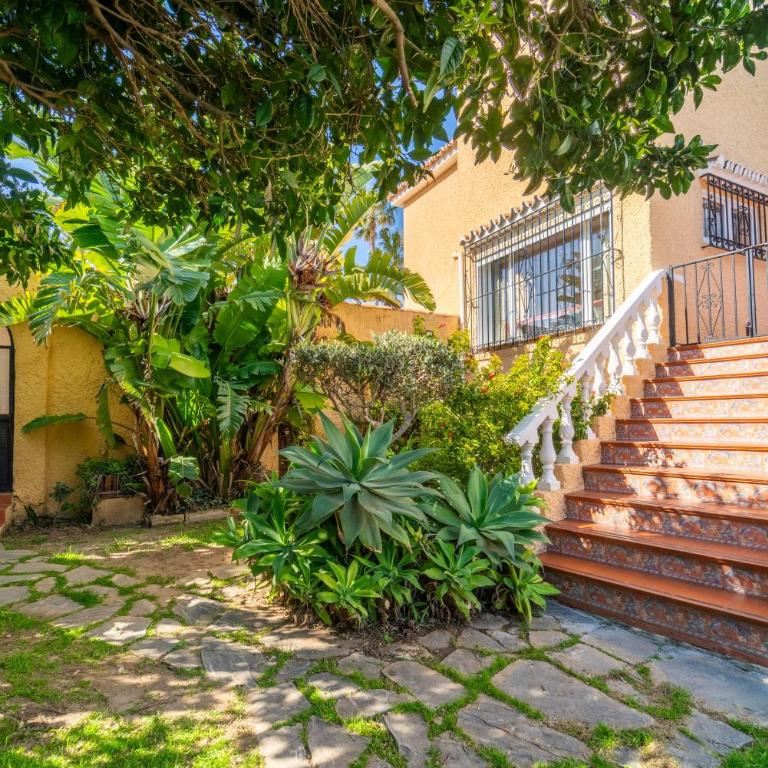 Casa de los Limones by Michael FAMILY VILLA NEAR PUERTO MARINA - Five-Bedroom House - 40