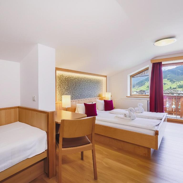 Panorama Hotel Guggenbichl - inkl Sommerkarte, einmaliger Eintritt ins Tauern Spa & bester Ausblick über Kaprun - Superior Doppelzimmer mit kostenlosem Eintritt ins Tauern Spa - 9