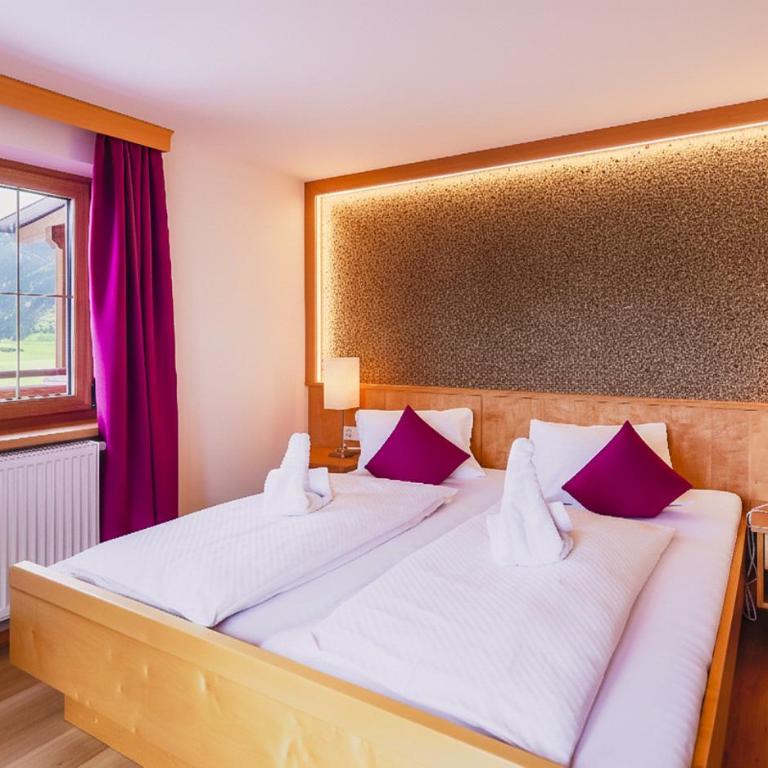 Panorama Hotel Guggenbichl - inkl Sommerkarte, einmaliger Eintritt ins Tauern Spa & bester Ausblick über Kaprun - Familienzimmer mit Balkon und kostenlosem Eintritt ins Tauern Spa - 6