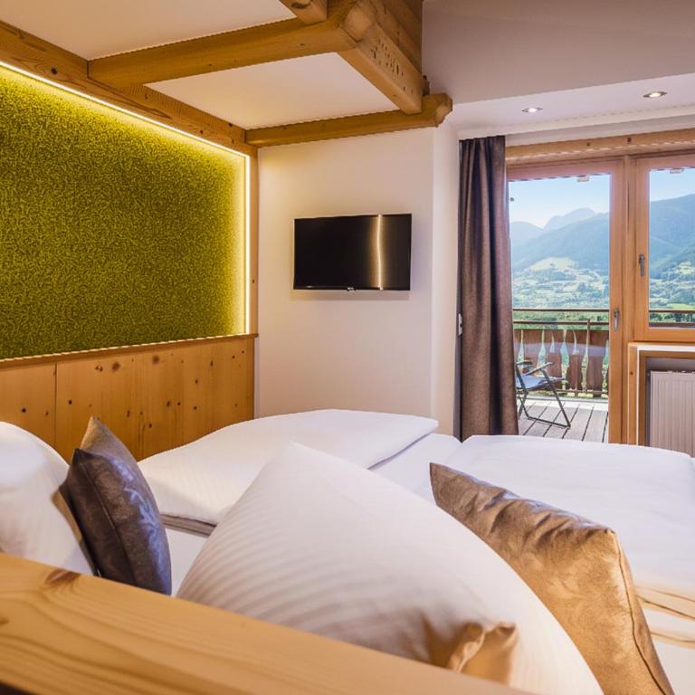 Panorama Hotel Guggenbichl - inkl Sommerkarte, einmaliger Eintritt ins Tauern Spa & bester Ausblick über Kaprun - Superior Doppelzimmer mit kostenlosem Eintritt ins Tauern Spa - 3