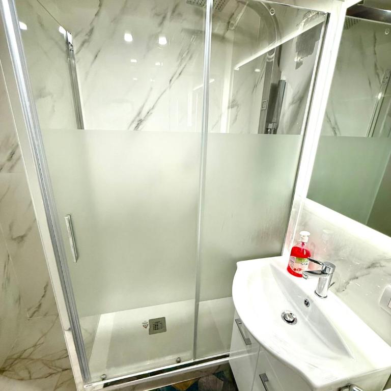 Royal Termini Guest House - Camera Matrimoniale con Bagno in Comune - 28