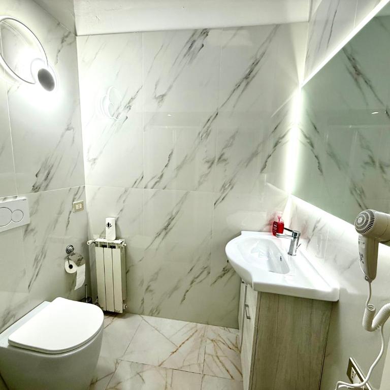 Royal Termini Guest House - Camera Matrimoniale con Bagno in Comune - 29