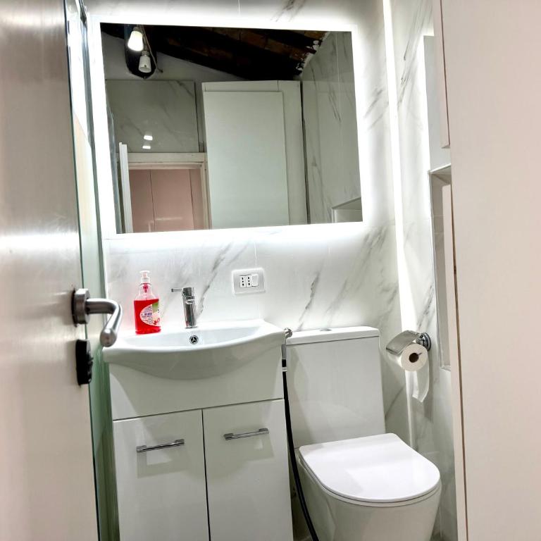Royal Termini Guest House - Camera Matrimoniale con Bagno in Comune - 26
