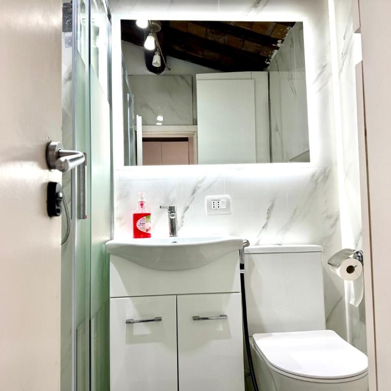 Royal Termini Guest House - Camera Matrimoniale con Bagno in Comune - 27