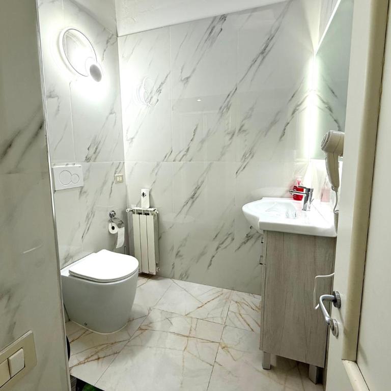 Royal Termini Guest House - Camera Matrimoniale con Bagno in Comune - 33