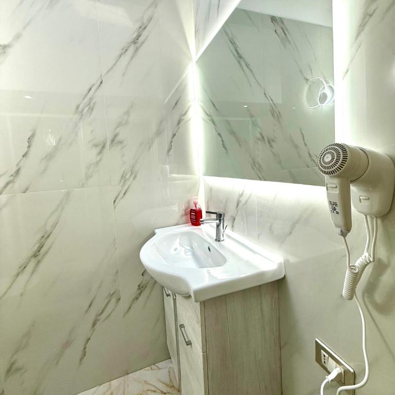 Royal Termini Guest House - Camera Matrimoniale con Bagno in Comune - 32