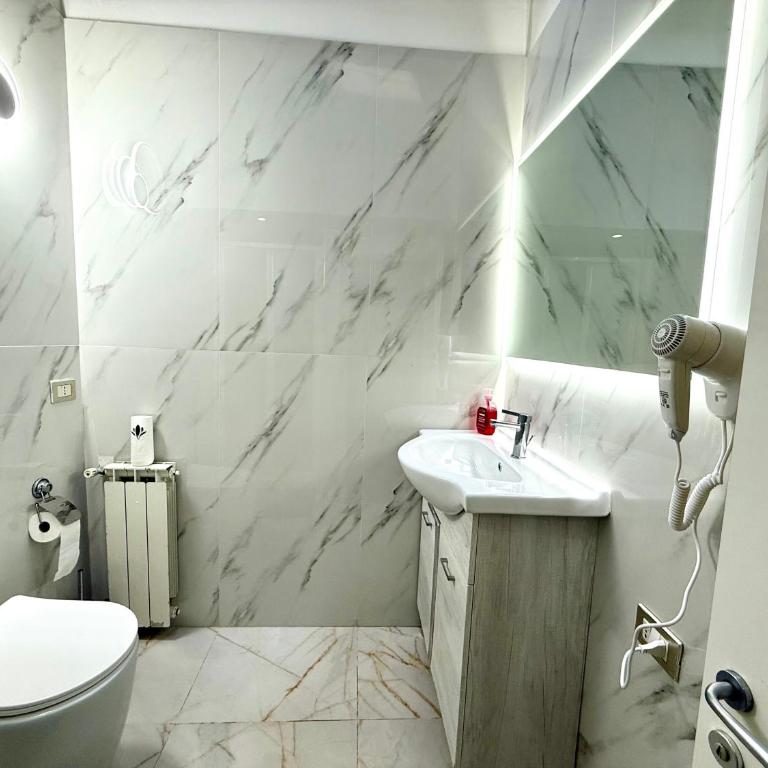 Royal Termini Guest House - Camera Matrimoniale con Bagno in Comune - 34