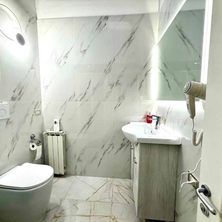 Royal Termini Guest House - Camera Matrimoniale con Bagno in Comune - 35
