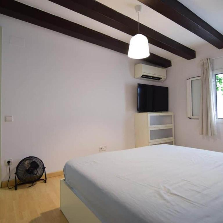 Apartment in the heart of Barcelona - Three-Bedroom Apartment - 12