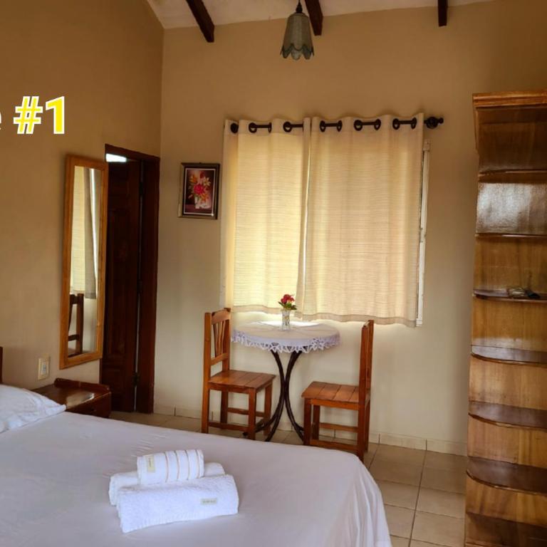 Hostal Landivar - A media cuadra de la plaza - Double Room with Private Bathroom - 1