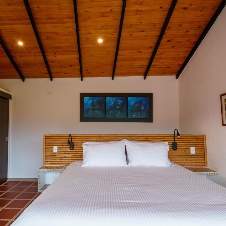Acaima Café Lodge - Habitación con cama grande y vistas al jardín - 7