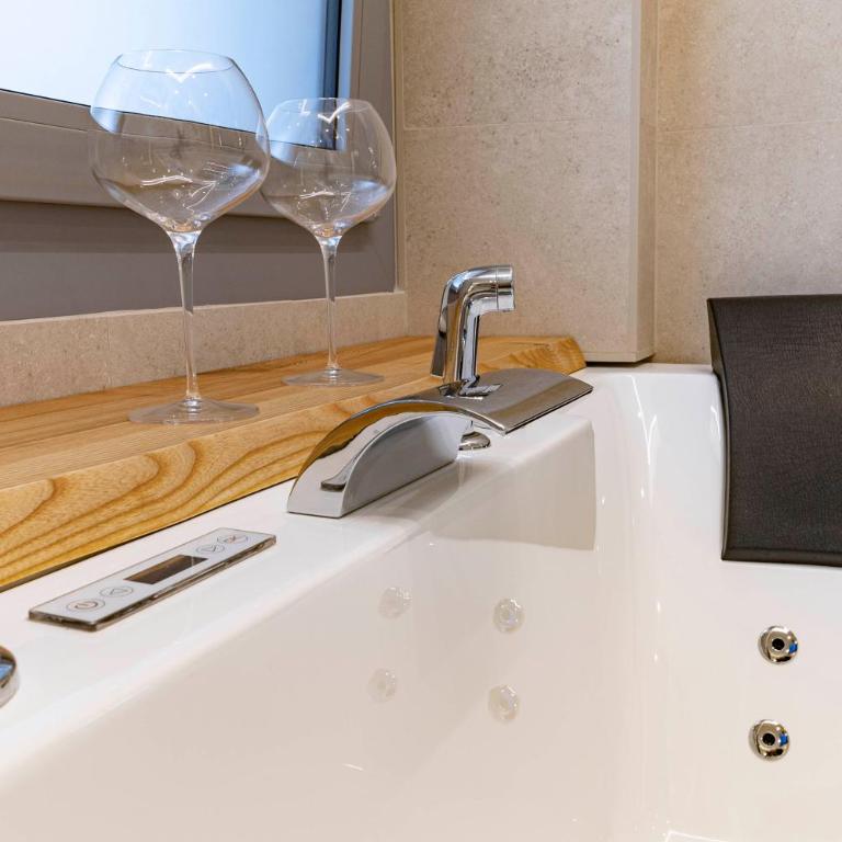Sardinian Days - Suites & Rooms - King Room with Spa Bath - 8
