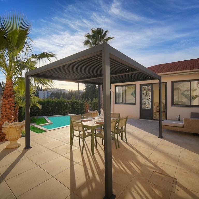 FRGK Villa Contemporaine Studio Indépendant Piscine, Calme Vue Dégagée - Villa 3 Chambres - 53
