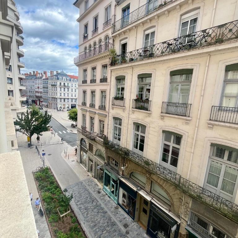HYPER CENTRE 4 RUE EMILE ZOLA BELLECOUR JACOBINS CELESTINS Wifi ASCENSEUR - Apartment - 1