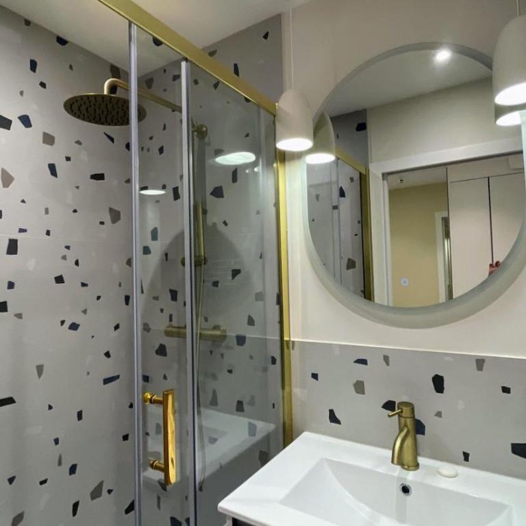 Écume et Sérénité Parking Privé Wifi Clim et LIT en 140 - Deluxe Studio - 12