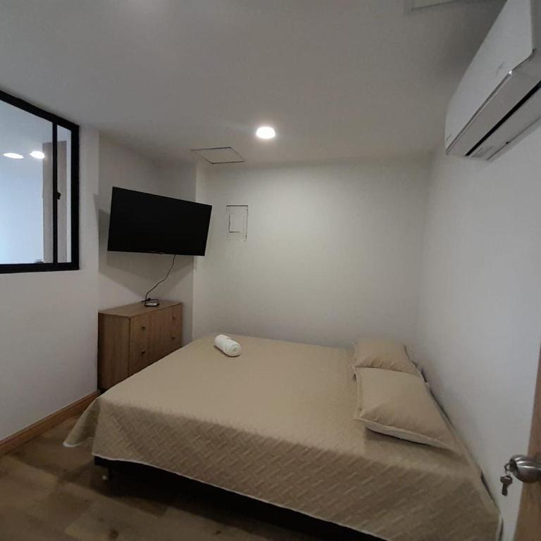 MEDELLIN ALOJAMIENTO EN Laureles - Three-Bedroom Apartment - 8