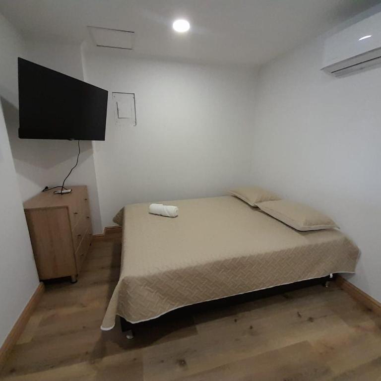 MEDELLIN ALOJAMIENTO EN Laureles - Three-Bedroom Apartment - 13