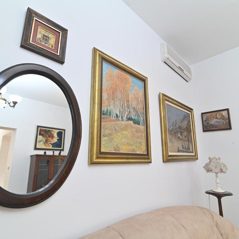Botanical Hideout - Near City Center & Free Parking - Two-Bedroom Apartment - 9