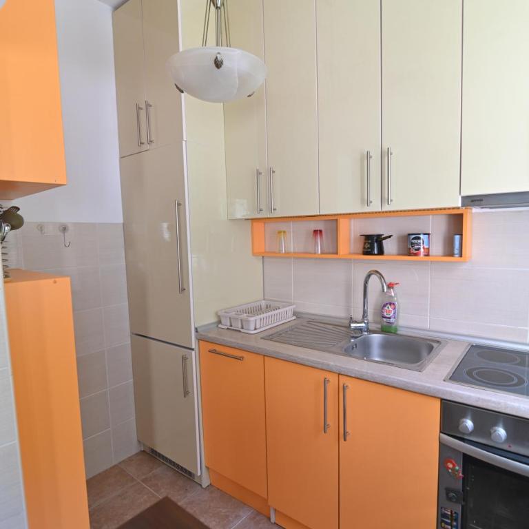 Botanical Hideout - Near City Center & Free Parking - Two-Bedroom Apartment - 13