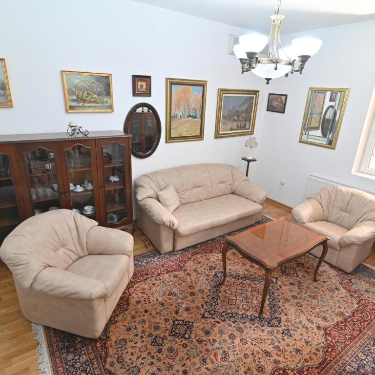 Botanical Hideout - Near City Center & Free Parking - Two-Bedroom Apartment - 16