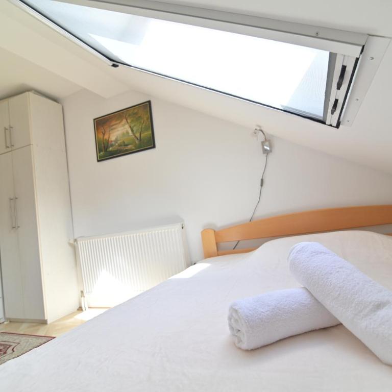 Botanical Hideout - Near City Center & Free Parking - Two-Bedroom Apartment - 22