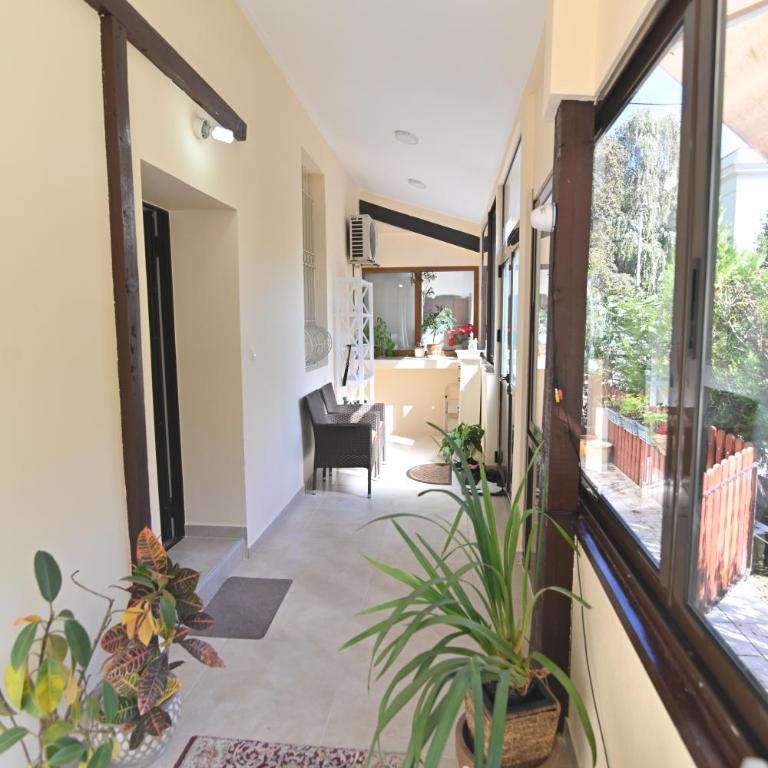 Botanical Hideout - Near City Center & Free Parking - Two-Bedroom Apartment - 24