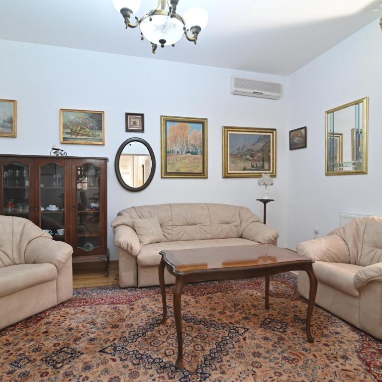 Botanical Hideout - Near City Center & Free Parking - Two-Bedroom Apartment - 30