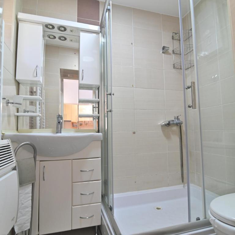 Botanical Hideout - Near City Center & Free Parking - Two-Bedroom Apartment - 37