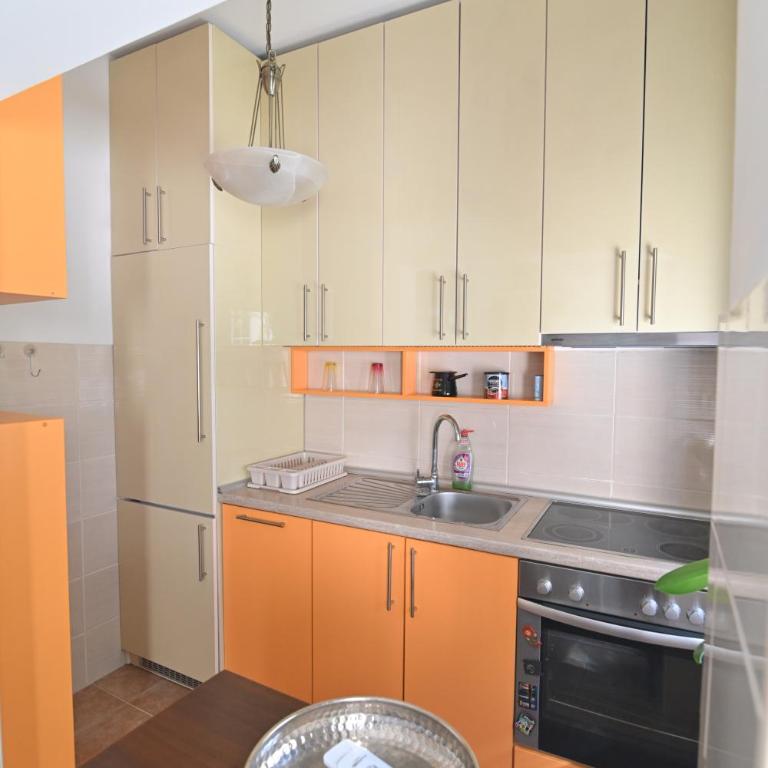 Botanical Hideout - Near City Center & Free Parking - Two-Bedroom Apartment - 39