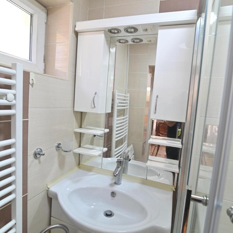 Botanical Hideout - Near City Center & Free Parking - Two-Bedroom Apartment - 40